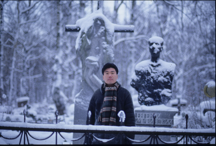 2003년 1월 므라빈스키 묘지 앞의 필자.jpg